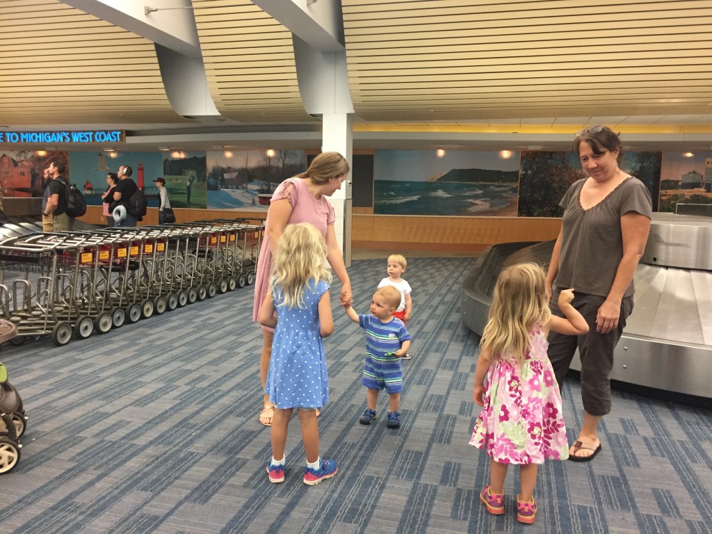 Ali kuzenleriyle Grand Rapids Havaalanında